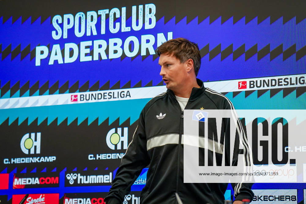 Deutschland: Fussball Bundesliga 2026 - 2027, 7. Spieltag - SC Paderborn vs Hamburger SV - Home-Deluxe-Arena (Paderborn): Merlin Polzin (Trainer, Hamburger SV) Pressekonferenz, Medien, Mimik, Gesichtsausdruck, Emotion