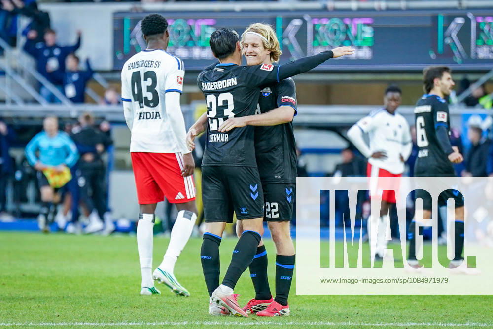 Deutschland: Fussball Bundesliga 2026 - 2027, 7. Spieltag - SC Paderborn vs Hamburger SV - Home-Deluxe-Arena (Paderborn): Mattes Hansen (Paderborn 22) und Raphael Obermair (Paderborn 23) Freude, Emotionen, Jubel, Shafiq Nandja (Hamburger SV, 43) im Hintergrund
