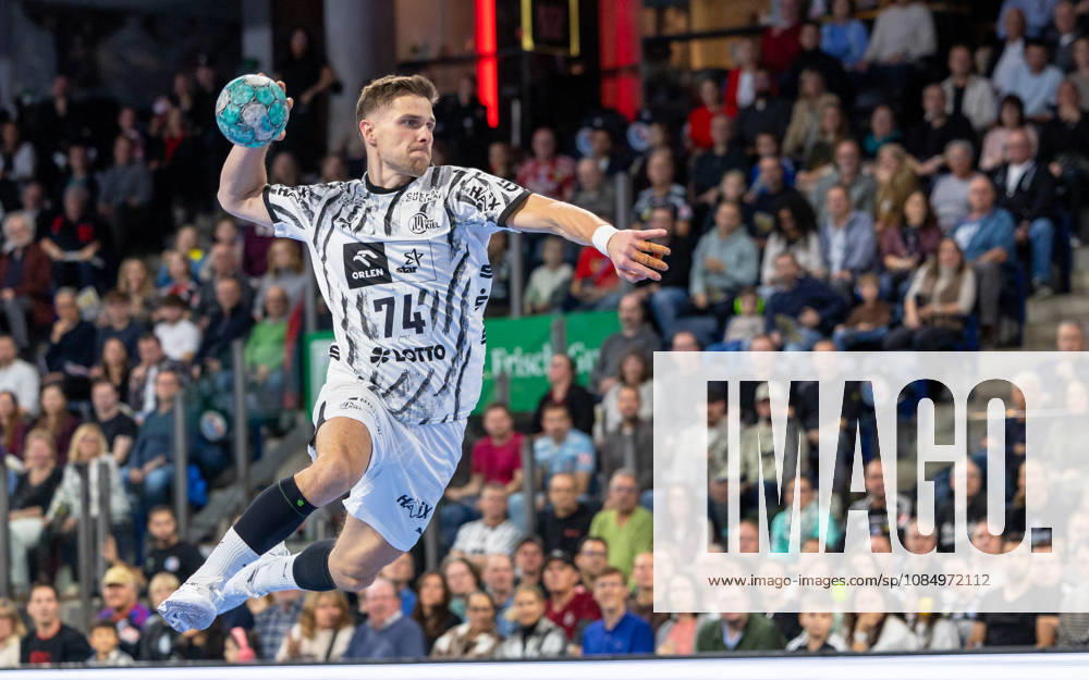 Vincent Buechner (THW Kiel, 74) beim Wurf. GER, HC Erlangen vs. THW Kiel, Handball, Opel Handball-Bundesliga, 10. Spieltag, Spielzeit 2026 2027, 24.10.2026 GER, HC Erlangen vs. THW Kiel, Handball, Opel Handball-Bundesliga, 10. Spieltag, Spielzeit 2026 2027, 24.10.2026 Nuernberg