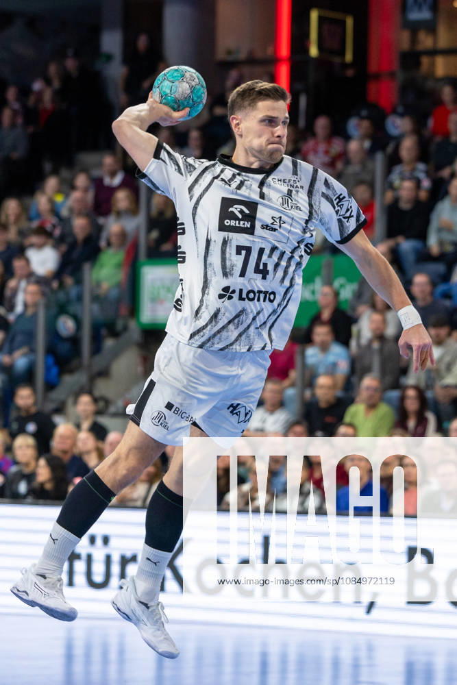 Vincent Buechner (THW Kiel, 74) beim Wurf. GER, HC Erlangen vs. THW Kiel, Handball, Opel Handball-Bundesliga, 10. Spieltag, Spielzeit 2026 2027, 24.10.2026 GER, HC Erlangen vs. THW Kiel, Handball, Opel Handball-Bundesliga, 10. Spieltag, Spielzeit 2026 2027, 24.10.2026 Nuernberg