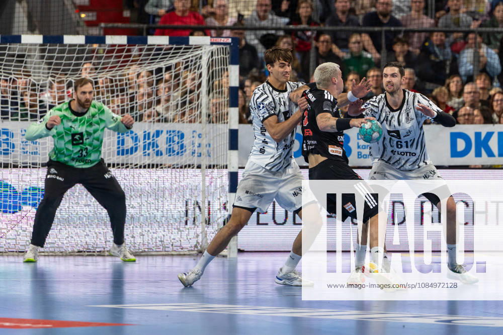Marek Nissen (HC Erlangen, 06) im Block von Kiel, Hendrik Pekeler (THW Kiel, 61), Tor Andreas Wolff (THW Kiel, 33). GER, HC Erlangen vs. THW Kiel, Handball, Opel Handball-Bundesliga, 10. Spieltag, Spielzeit 2026 2027, 24.10.2026 GER, HC Erlangen vs. THW Kiel, Handball, Opel Handball-Bundesliga, 10. Spieltag, Spielzeit 2026 2027, 24.10.2026 Nuernberg