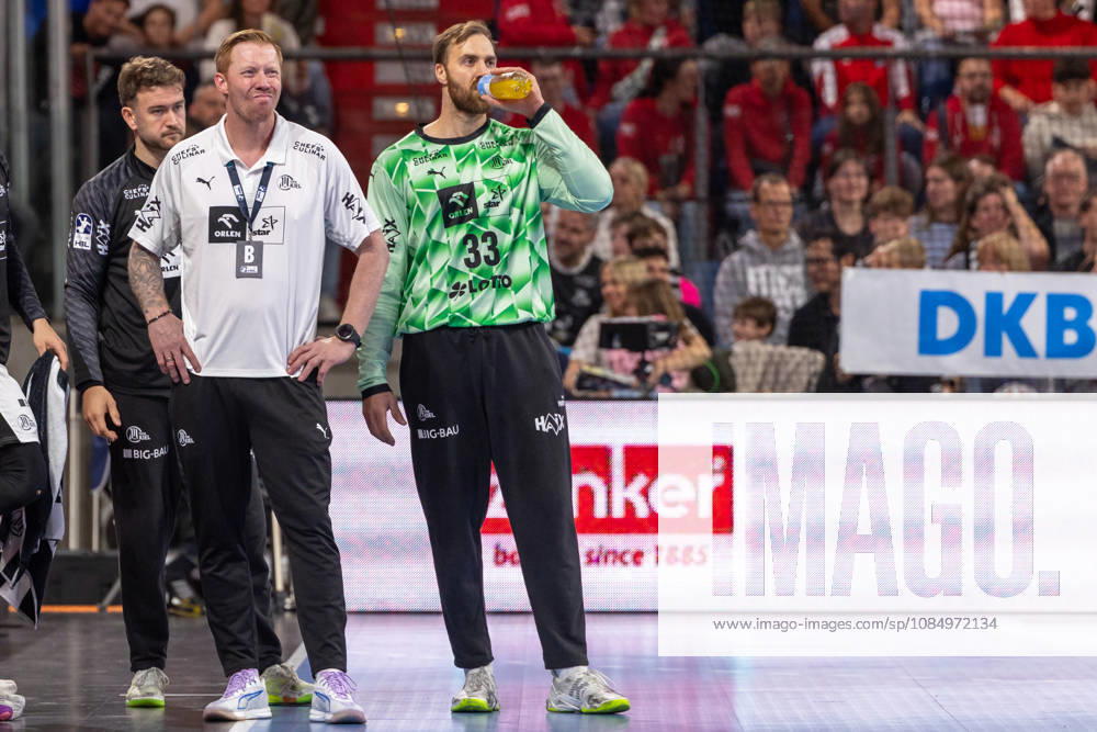 Beratung am spielfeldrand, Boerge Lund (THW Kiel, Trainer), Andreas Wolff (THW Kiel, 33) GER, HC Erlangen vs. THW Kiel, Handball, Opel Handball-Bundesliga, 10. Spieltag, Spielzeit 2026 2027, 24.10.2026 GER, HC Erlangen vs. THW Kiel, Handball, Opel Handball-Bundesliga, 10. Spieltag, Spielzeit 2026 2027, 24.10.2026 Nuernberg