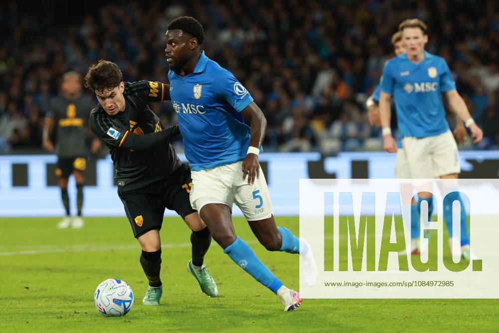 Napoli’s Benoît Badiashile fights for the ball with Roma’s Matías Soulé during the Serie A soccer match between Napoli and Roma at the Diego Armando Maradona Stadium in Naples, southern italy - Saturday , October 24, 2026. - Soccer .