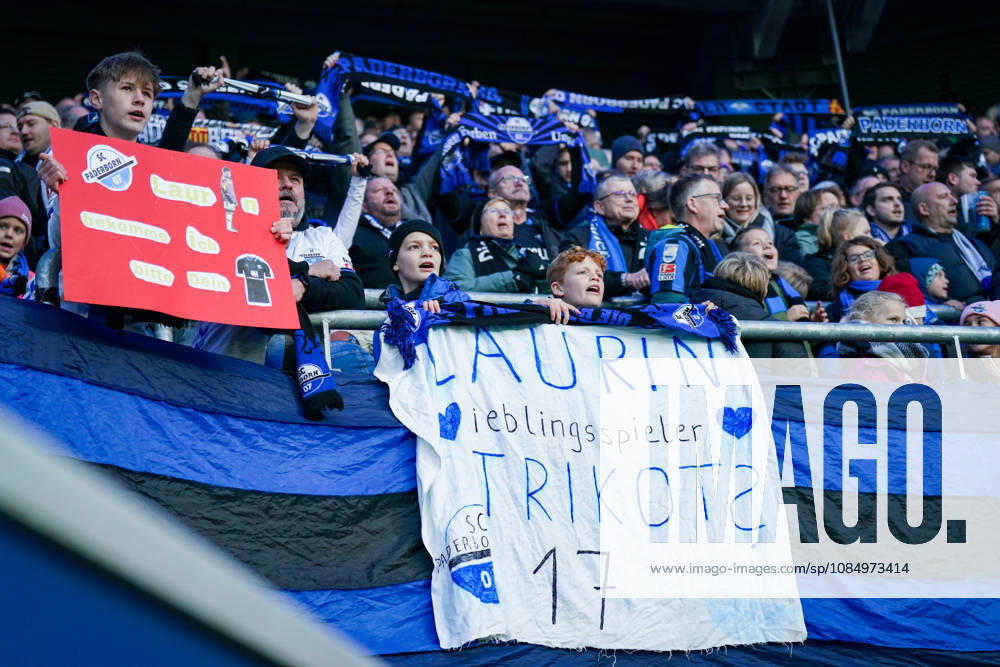 Deutschland: Fussball Bundesliga 2026 - 2027, 7. Spieltag - SC Paderborn vs Hamburger SV - Home-Deluxe-Arena (Paderborn): Junge Fans des SC Paderborn 07 auf der Tribüne der Home-Deluxe-Arena mit selbst gebastelten Transparenten LAURIN Lieblingsspieler TRIKOT? 17 und Laurin bekomme ich bitte Dein Trikot. Kinder, Nachwuchsfans, Trikotwunsch, Fanaktion, Zuschauer, Fankultur, Fussballbegeisterung, Fanschals, Fanbanner, Spruchband, Heimfans, Fankurve, Emotionen, Bundesliga, Fussball, SC Paderborn, Hamburger SV, HSV, Stadion, Sportstätte, Kinderfans, Fanliebe.