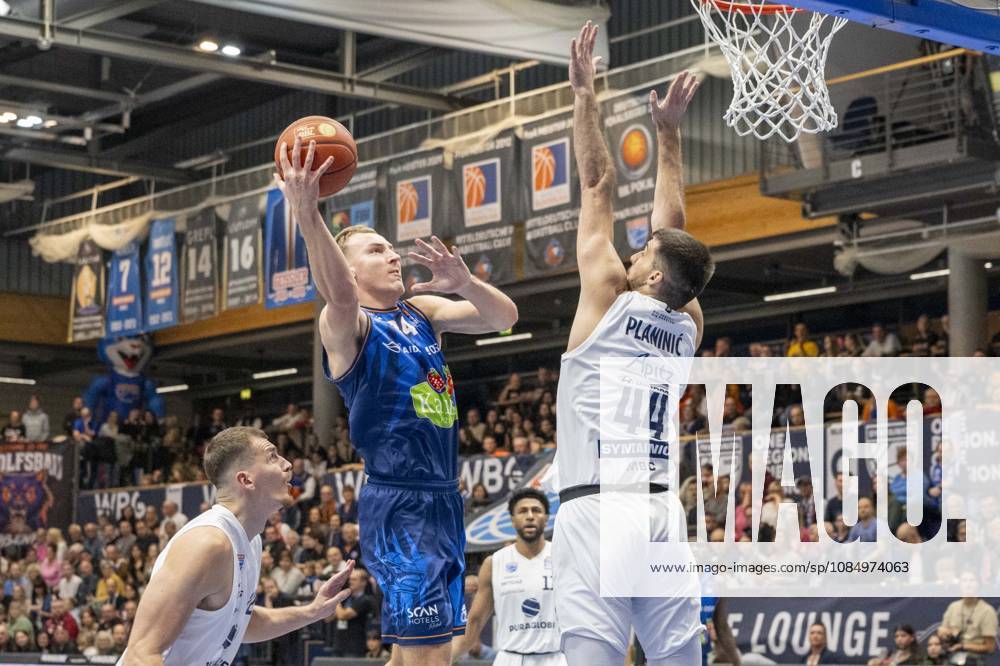 EasyCredit Basketball Bundesliga - 2026 2027 - Syntainics MBC vs. Rostock Seawolves Weissenfels, Deutschland 24.Oktober 2026: Im Bild:v.li.Artur Konontsuk (Rostock) und Jure Planinic (Weissenfels) Weissenfels Stadthalle Weissenfels Sachsen-Anhalt Deutschland