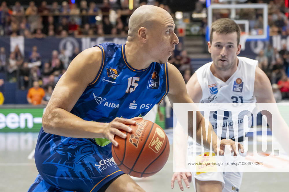 EasyCredit Basketball Bundesliga - 2026 2027 - Syntainics MBC vs. Rostock Seawolves Weissenfels, Deutschland 24.Oktober 2026: Im Bild:v.li.Robin Amaize (Rostock) und Spencer Reaves (Weissenfels) Weissenfels Stadthalle Weissenfels Sachsen-Anhalt Deutschland