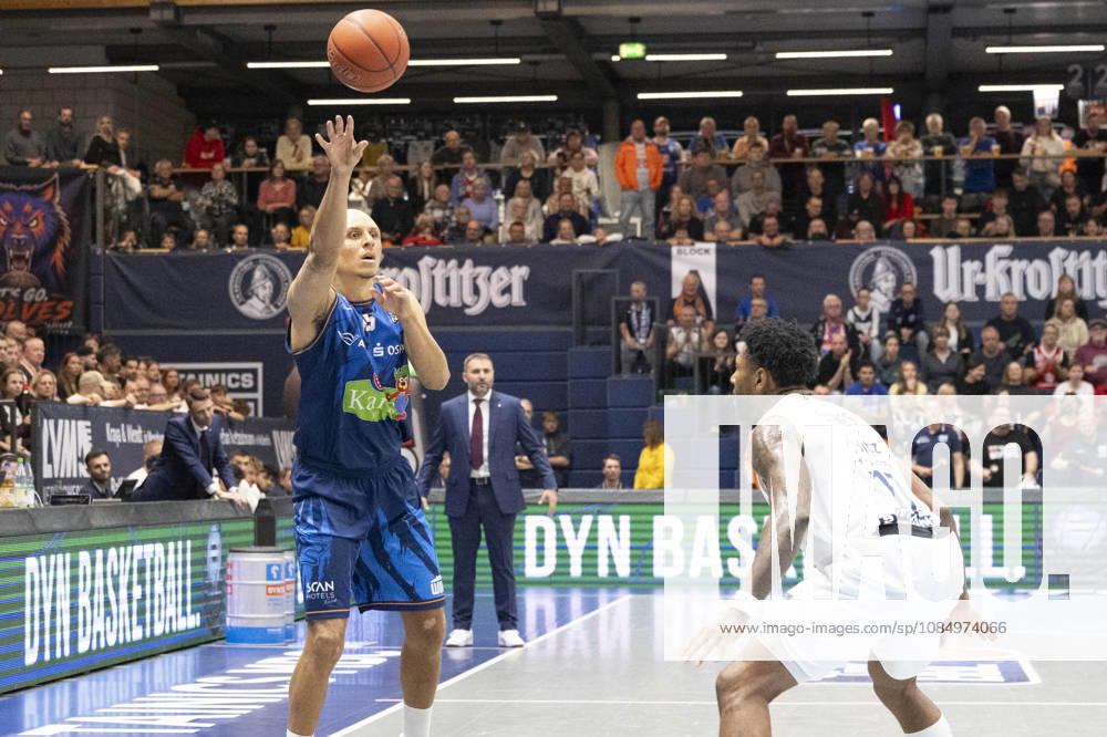 EasyCredit Basketball Bundesliga - 2026 2027 - Syntainics MBC vs. Rostock Seawolves Weissenfels, Deutschland 24.Oktober 2026: Im Bild:v.li.Robin Amaize (Rostock) und Anthony Gaines (Weissenfels) Weissenfels Stadthalle Weissenfels Sachsen-Anhalt Deutschland