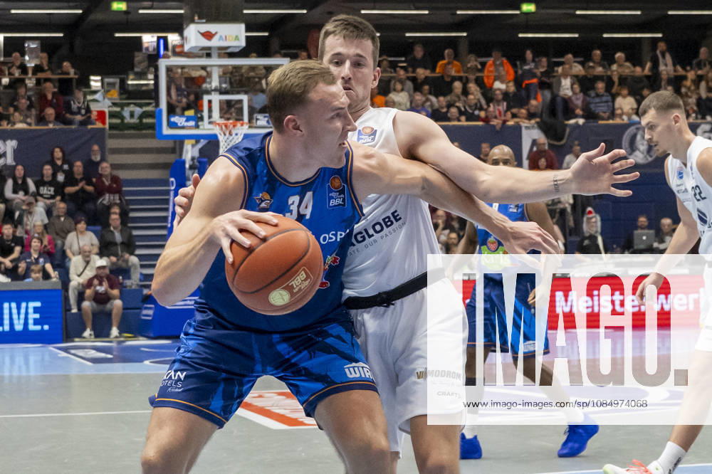EasyCredit Basketball Bundesliga - 2026 2027 - Syntainics MBC vs. Rostock Seawolves Weissenfels, Deutschland 24.Oktober 2026: Im Bild:v. li. im Zweikampf Artur Konontsuk (Rostock) und Spencer Reaves (Weissenfels) Weissenfels Stadthalle Weissenfels Sachsen-Anhalt Deutschland