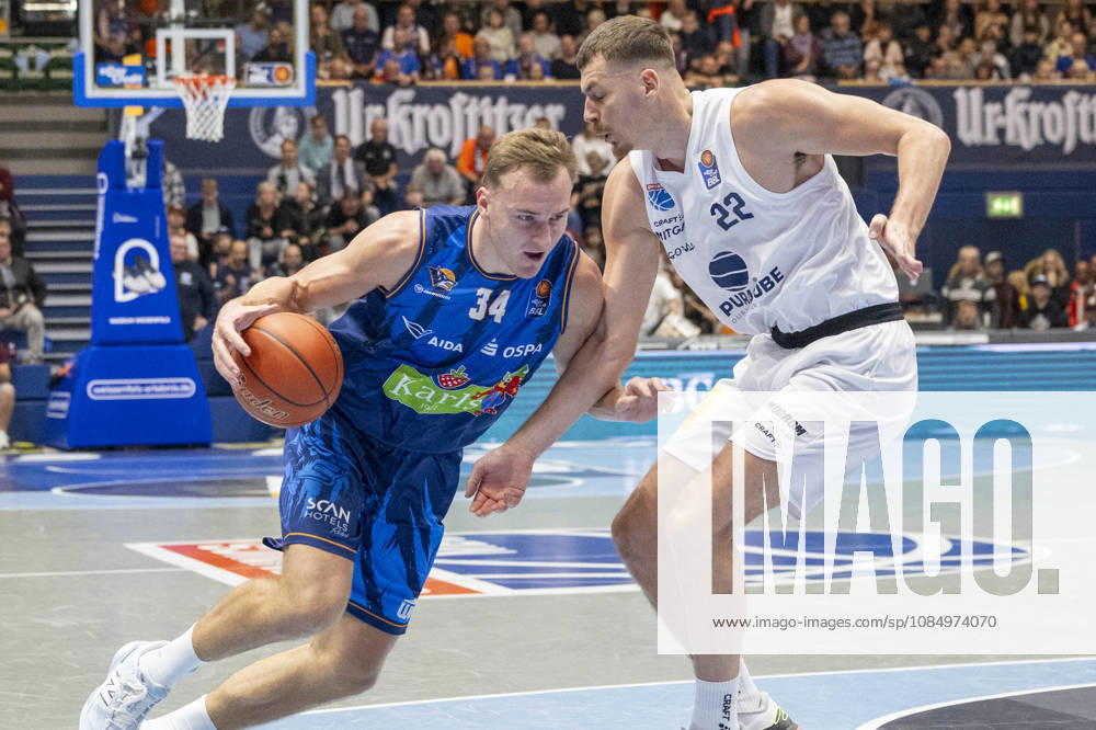 EasyCredit Basketball Bundesliga - 2026 2027 - Syntainics MBC vs. Rostock Seawolves Weissenfels, Deutschland 24.Oktober 2026: Im Bild:v. li. im Zweikampf Artur Konontsuk (Rostock) und Borisa Simanic (Weissenfels) Weissenfels Stadthalle Weissenfels Sachsen-Anhalt Deutschland
