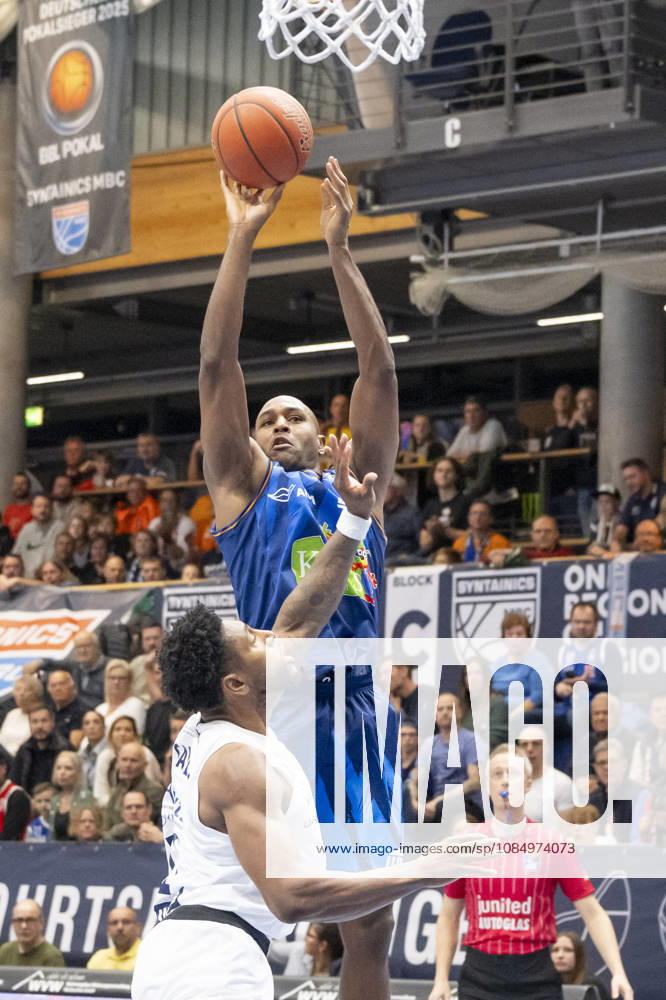 EasyCredit Basketball Bundesliga - 2026 2027 - Syntainics MBC vs. Rostock Seawolves Weissenfels, Deutschland 24.Oktober 2026: Im Bild:v.li.Anthony Gaines (Weissenfels) und Robin Amaize (Rostock) Weissenfels Stadthalle Weissenfels Sachsen-Anhalt Deutschland
