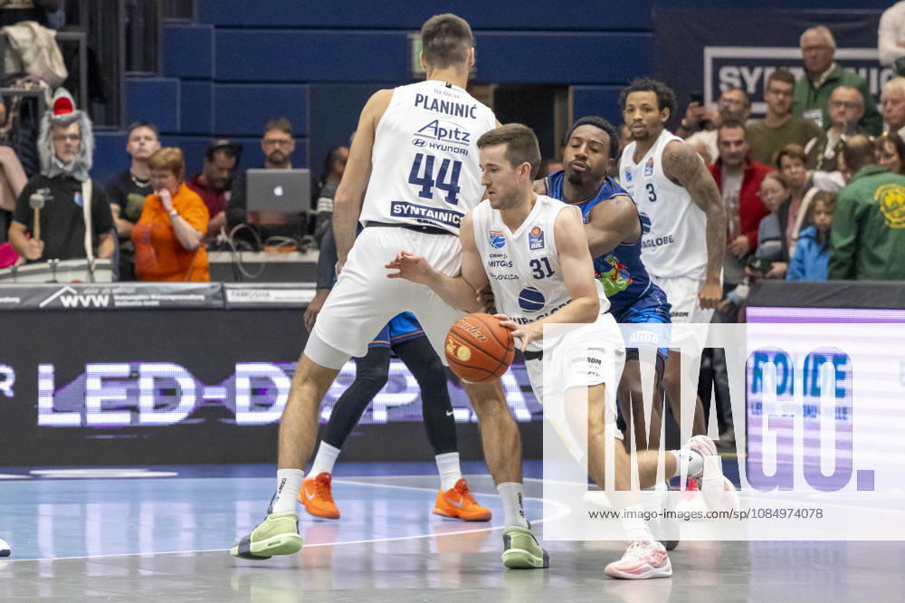 EasyCredit Basketball Bundesliga - 2026 2027 - Syntainics MBC vs. Rostock Seawolves Weissenfels, Deutschland 24.Oktober 2026: Im Bild:v.li.Jure Planinic (Weissenfels) und Spencer Reaves (Weissenfels) Weissenfels Stadthalle Weissenfels Sachsen-Anhalt Deutschland