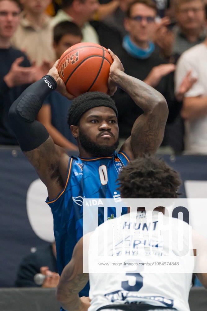 TJ Crockett Jr. (Rostock, 0), DeLonnie Hunt (MBC, 3), Syntainics MBC vs. Rostock Seawolves, BBL, Basketball Männer 1. Bundesliga, 6. Spieltag Saison 2026 27, 24.10.2026. Weißenfels Stadthalle Sachsen-Anhalt Deutschland