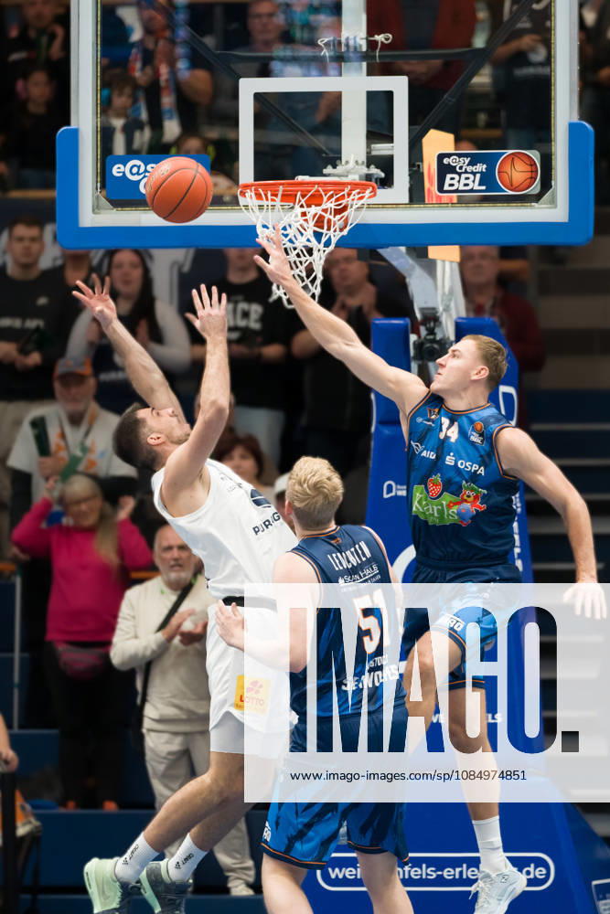 Jure Planinic (MBC, 44), Bent Leuchten (Rostock, 51), Artur Konontsuk (Rostock, 34), Syntainics MBC vs. Rostock Seawolves, BBL, Basketball Männer 1. Bundesliga, 6. Spieltag Saison 2026 27, 24.10.2026. Weißenfels Stadthalle Sachsen-Anhalt Deutschland