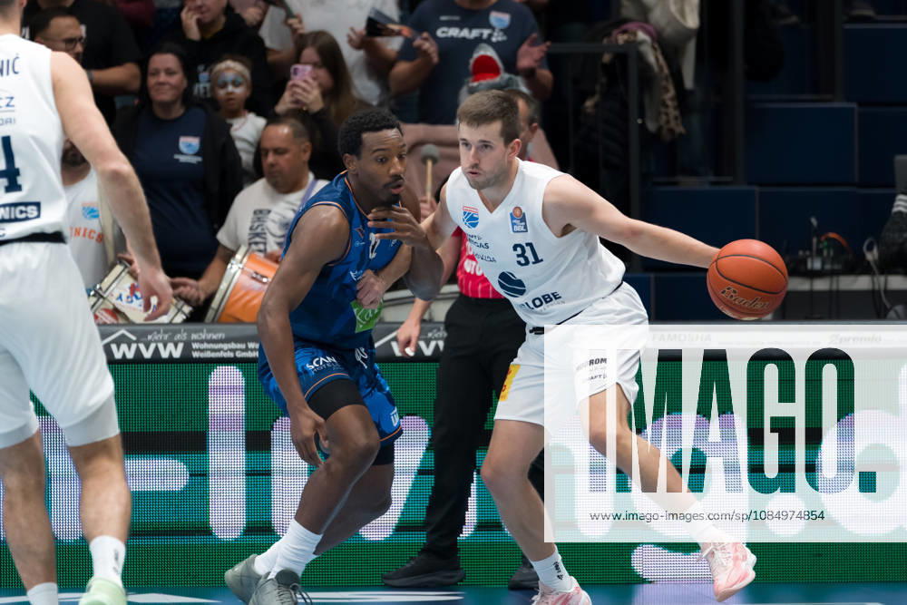 Johnathan Stove (Rostock, 22), Spencer Reaves (MBC, 31), Syntainics MBC vs. Rostock Seawolves, BBL, Basketball Männer 1. Bundesliga, 6. Spieltag Saison 2026 27, 24.10.2026. Weißenfels Stadthalle Sachsen-Anhalt Deutschland