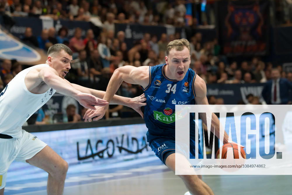 Borisa Simanic (MBC, 22), Artur Konontsuk (Rostock, 34), Syntainics MBC vs. Rostock Seawolves, BBL, Basketball Männer 1. Bundesliga, 6. Spieltag Saison 2026 27, 24.10.2026. Weißenfels Stadthalle Sachsen-Anhalt Deutschland
