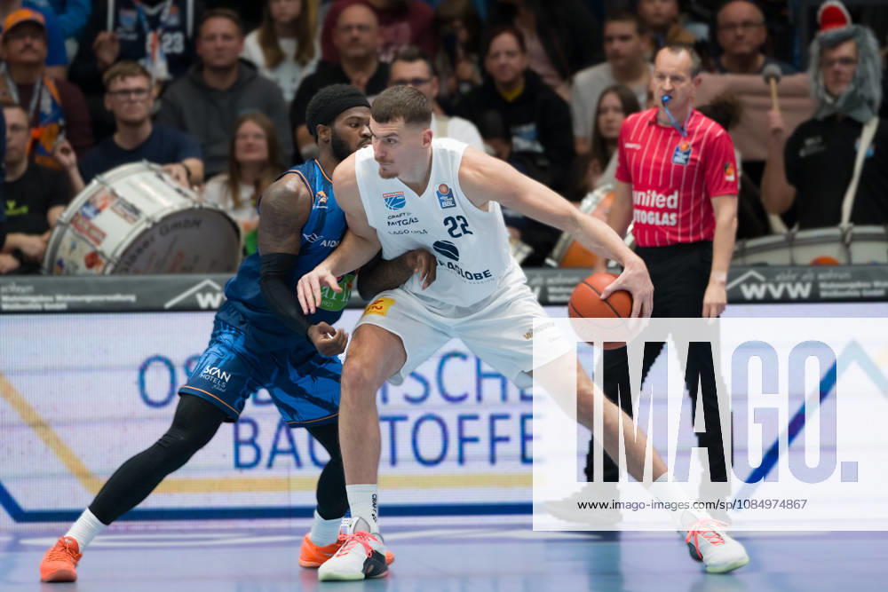 TJ Crockett Jr. (Rostock, 0), Borisa Simanic (MBC, 22), Syntainics MBC vs. Rostock Seawolves, BBL, Basketball Männer 1. Bundesliga, 6. Spieltag Saison 2026 27, 24.10.2026. Weißenfels Stadthalle Sachsen-Anhalt Deutschland