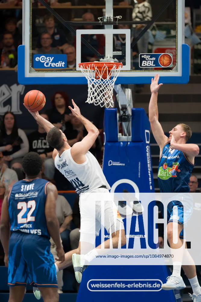 Johnathan Stove (Rostock, 22), Jure Planinic (MBC, 44), Artur Konontsuk (Rostock, 34), Syntainics MBC vs. Rostock Seawolves, BBL, Basketball Männer 1. Bundesliga, 6. Spieltag Saison 2026 27, 24.10.2026. Weißenfels Stadthalle Sachsen-Anhalt Deutschland