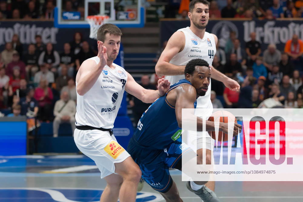 Spencer Reaves (MBC, 31), Johnathan Stove (Rostock, 22), Jure Planinic (MBC, 44), Syntainics MBC vs. Rostock Seawolves, BBL, Basketball Männer 1. Bundesliga, 6. Spieltag Saison 2026 27, 24.10.2026. Weißenfels Stadthalle Sachsen-Anhalt Deutschland