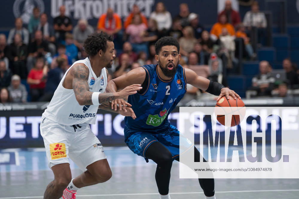 DeLonnie Hunt (MBC, 3), Zach Copeland (Rostock, 2), Syntainics MBC vs. Rostock Seawolves, BBL, Basketball Männer 1. Bundesliga, 6. Spieltag Saison 2026 27, 24.10.2026. Weißenfels Stadthalle Sachsen-Anhalt Deutschland
