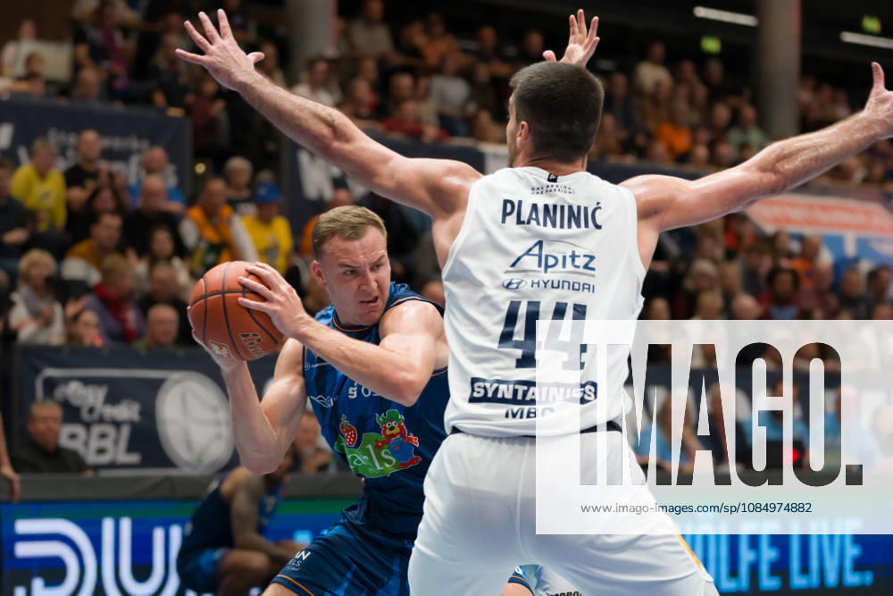 Artur Konontsuk (Rostock, 34), Jure Planinic (MBC, 44), Syntainics MBC vs. Rostock Seawolves, BBL, Basketball Männer 1. Bundesliga, 6. Spieltag Saison 2026 27, 24.10.2026. Weißenfels Stadthalle Sachsen-Anhalt Deutschland
