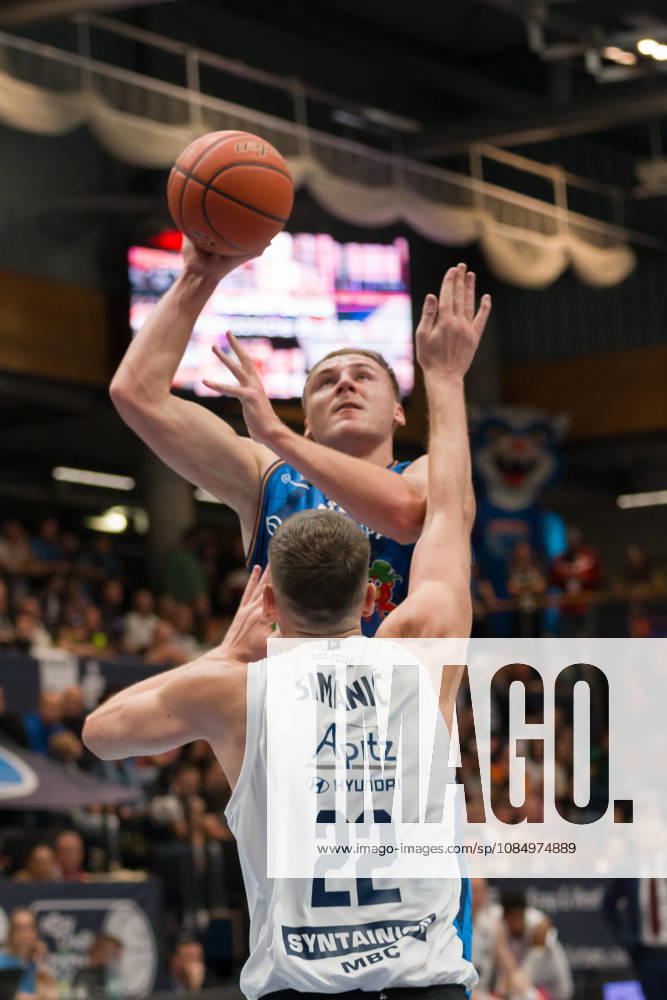 Artur Konontsuk (Rostock, 34), Borisa Simanic (MBC, 22), Syntainics MBC vs. Rostock Seawolves, BBL, Basketball Männer 1. Bundesliga, 6. Spieltag Saison 2026 27, 24.10.2026. Weißenfels Stadthalle Sachsen-Anhalt Deutschland