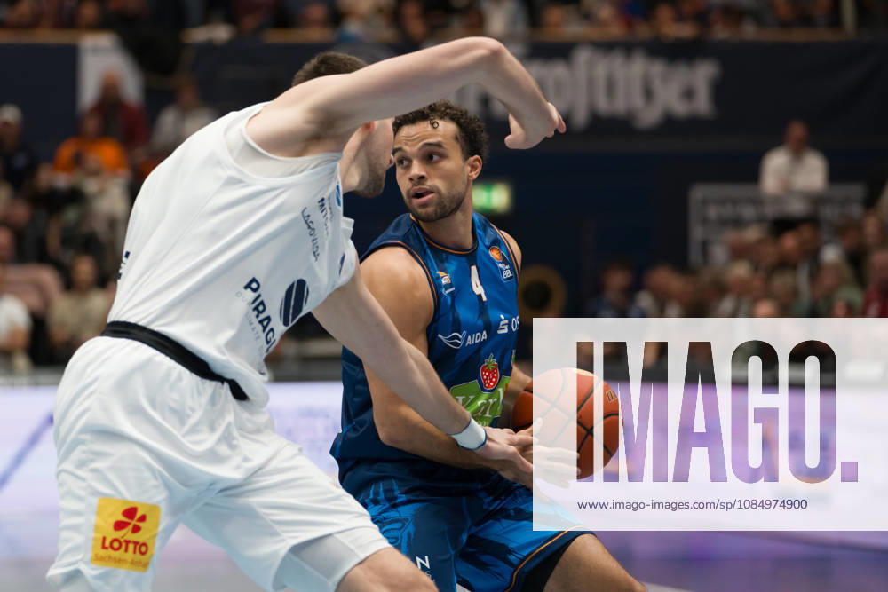 Borisa Simanic (MBC, 22), Elias Baggette (Rostock, 4), Syntainics MBC vs. Rostock Seawolves, BBL, Basketball Männer 1. Bundesliga, 6. Spieltag Saison 2026 27, 24.10.2026. Weißenfels Stadthalle Sachsen-Anhalt Deutschland