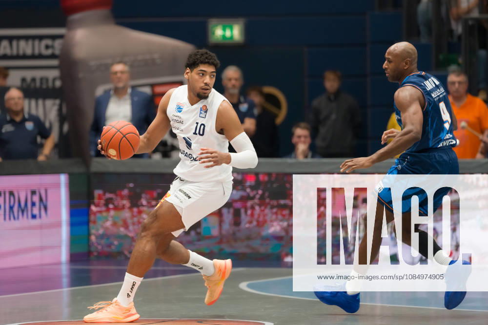 Kostja Mushidi (MBC, 10), DeAndre Lansdowne (Rostock, 9), Syntainics MBC vs. Rostock Seawolves, BBL, Basketball Männer 1. Bundesliga, 6. Spieltag Saison 2026 27, 24.10.2026. Weißenfels Stadthalle Sachsen-Anhalt Deutschland