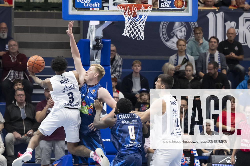 EasyCredit Basketball Bundesliga - 2026 2027 - Syntainics MBC vs. Rostock Seawolves Weissenfels, Deutschland 24.Oktober 2026: Im Bild:v. li. im Zweikampf DeLonnie Hunt (Weissenfels), Bent Leuchten (Rostock) und Jure Planinic (Weissenfels) Weissenfels Stadthalle Weissenfels Sachsen-Anhalt Deutschland