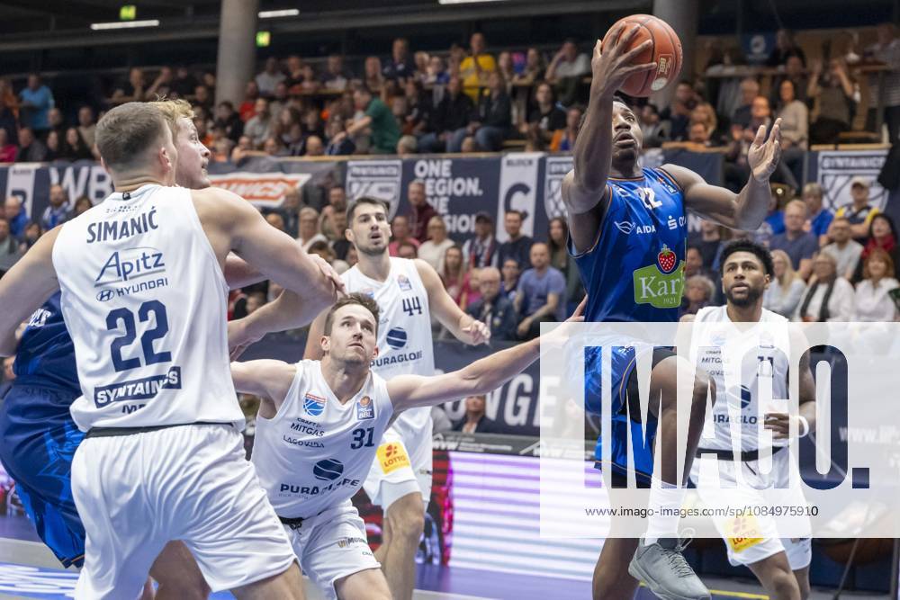 EasyCredit Basketball Bundesliga - 2026 2027 - Syntainics MBC vs. Rostock Seawolves Weissenfels, Deutschland 24.Oktober 2026: Im Bild:v.li.Borisa Simanic (Weissenfels), Spencer Reaves (Weissenfels), Jonathan Stove (Rostock) und Anthony Gaines (Weissenfels) Weissenfels Stadthalle Weissenfels Sachsen-Anhalt Deutschland