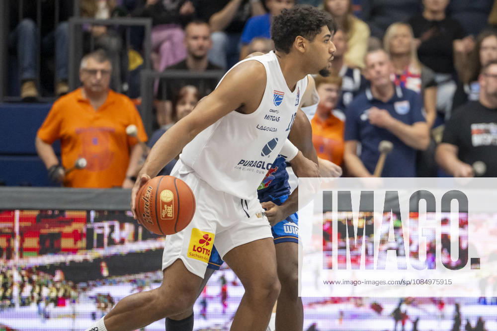 EasyCredit Basketball Bundesliga - 2026 2027 - Syntainics MBC vs. Rostock Seawolves Weissenfels, Deutschland 24.Oktober 2026: Im Bild:Kostja Mushidi (Weissenfels) mit Ball, Weissenfels Stadthalle Weissenfels Sachsen-Anhalt Deutschland