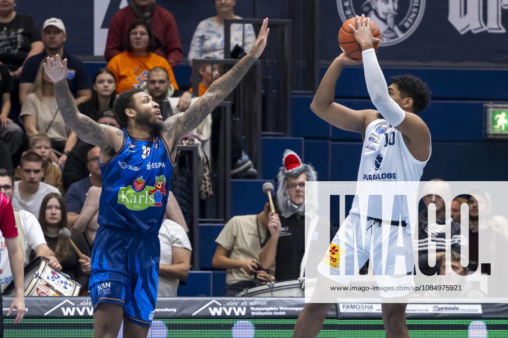 EasyCredit Basketball Bundesliga - 2026 2027 - Syntainics MBC vs. Rostock Seawolves Weissenfels, Deutschland 24.Oktober 2026: Im Bild:v.li.Todd Withers (Rostock) und Kostja Mushidi (Weissenfels) Weissenfels Stadthalle Weissenfels Sachsen-Anhalt Deutschland