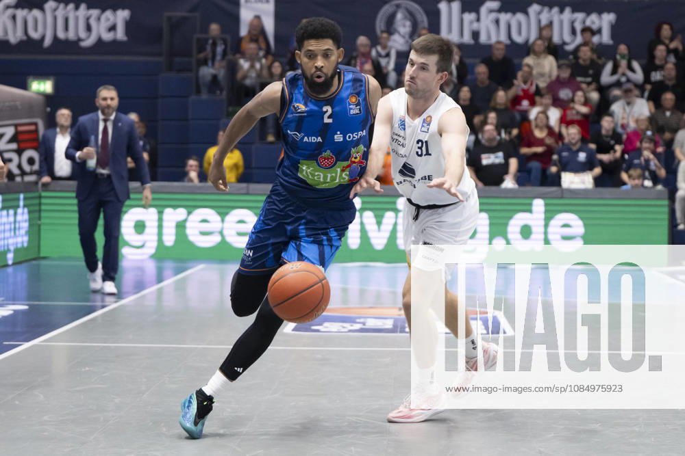 EasyCredit Basketball Bundesliga - 2026 2027 - Syntainics MBC vs. Rostock Seawolves Weissenfels, Deutschland 24.Oktober 2026: Im Bild:v. li. im Zweikampf Zach Copeland (Rostock) und Spencer Reaves (Weissenfels) Weissenfels Stadthalle Weissenfels Sachsen-Anhalt Deutschland