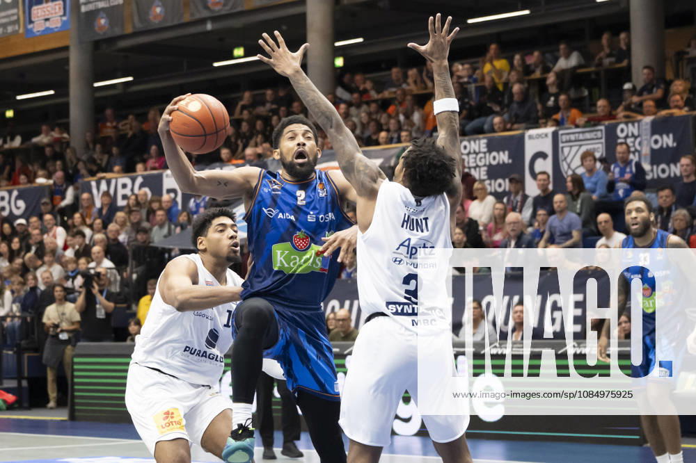 EasyCredit Basketball Bundesliga - 2026 2027 - Syntainics MBC vs. Rostock Seawolves Weissenfels, Deutschland 24.Oktober 2026: Im Bild:v. li. im Zweikampf Kostja Mushidi (Weissenfels), Zach Copeland (Rostock) und DeLonnie Hunt (Weissenfels) Weissenfels Stadthalle Weissenfels Sachsen-Anhalt Deutschland