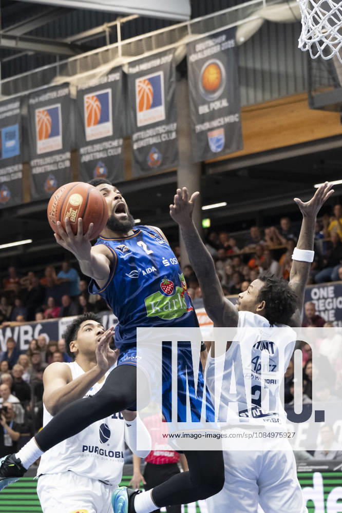 EasyCredit Basketball Bundesliga - 2026 2027 - Syntainics MBC vs. Rostock Seawolves Weissenfels, Deutschland 24.Oktober 2026: Im Bild:v.li.Kostja Mushidi (Weissenfels), Zach Copeland (Rostock) und DeLonnie Hunt (Weissenfels) Weissenfels Stadthalle Weissenfels Sachsen-Anhalt Deutschland