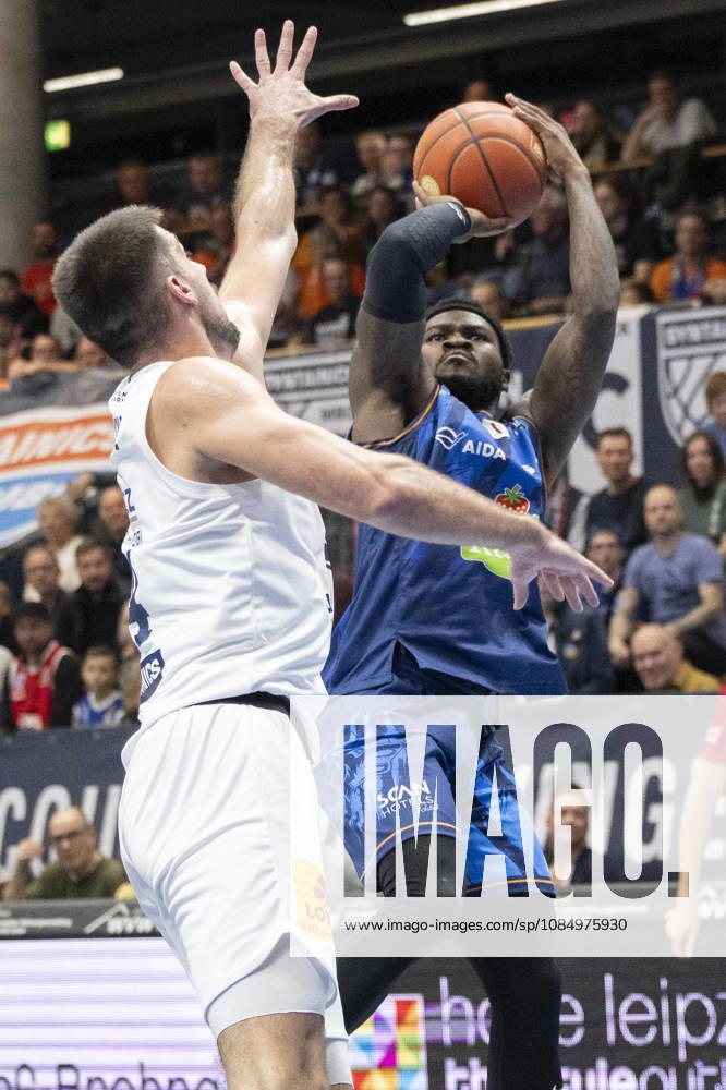 EasyCredit Basketball Bundesliga - 2026 2027 - Syntainics MBC vs. Rostock Seawolves Weissenfels, Deutschland 24.Oktober 2026: Im Bild:v.li.Jure Planinic (Weissenfels) und Zach Copeland (Rostock) Weissenfels Stadthalle Weissenfels Sachsen-Anhalt Deutschland