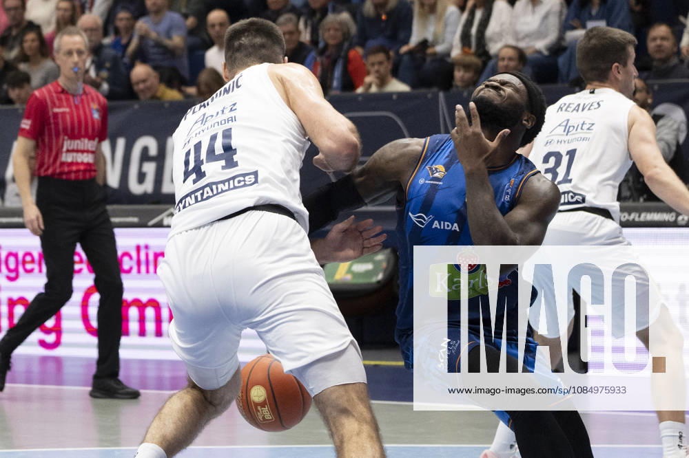 EasyCredit Basketball Bundesliga - 2026 2027 - Syntainics MBC vs. Rostock Seawolves Weissenfels, Deutschland 24.Oktober 2026: Im Bild:v. li. im Zweikampf Jure Planinic (Weissenfels) und Zach Copeland (Rostock) Weissenfels Stadthalle Weissenfels Sachsen-Anhalt Deutschland