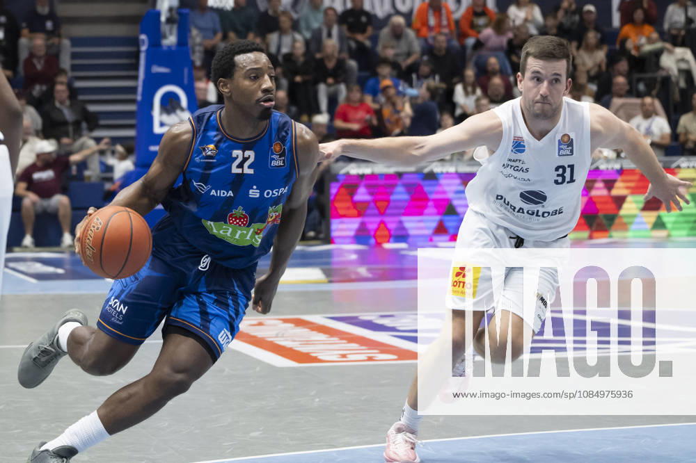EasyCredit Basketball Bundesliga - 2026 2027 - Syntainics MBC vs. Rostock Seawolves Weissenfels, Deutschland 24.Oktober 2026: Im Bild:v.li.Jonathan Stove (Rostock) und Spencer Reaves (Weissenfels) Weissenfels Stadthalle Weissenfels Sachsen-Anhalt Deutschland