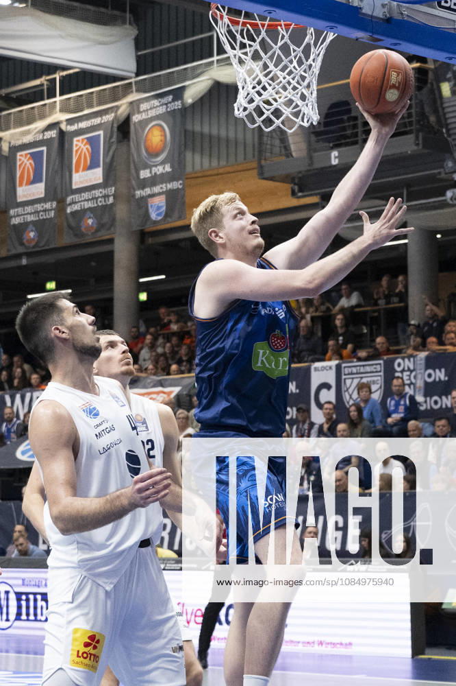 EasyCredit Basketball Bundesliga - 2026 2027 - Syntainics MBC vs. Rostock Seawolves Weissenfels, Deutschland 24.Oktober 2026: Im Bild:v.li.Jure Planinic (Weissenfels), Borisa Simanic (Weissenfels) und Bent Leuchten (Rostock) Weissenfels Stadthalle Weissenfels Sachsen-Anhalt Deutschland