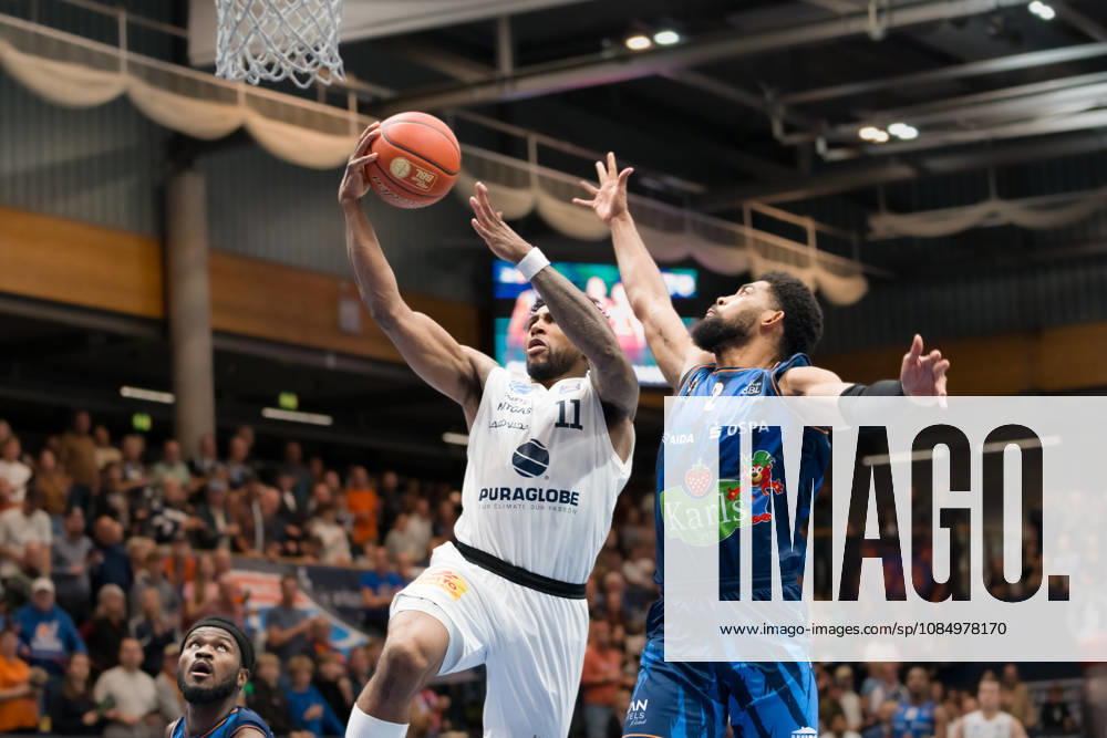 Anthony Gaines (MBC, 11), Zach Copeland (Rostock, 2), Syntainics MBC vs. Rostock Seawolves, BBL, Basketball Männer 1. Bundesliga, 6. Spieltag Saison 2026 27, 24.10.2026. Weißenfels Stadthalle Sachsen-Anhalt Deutschland