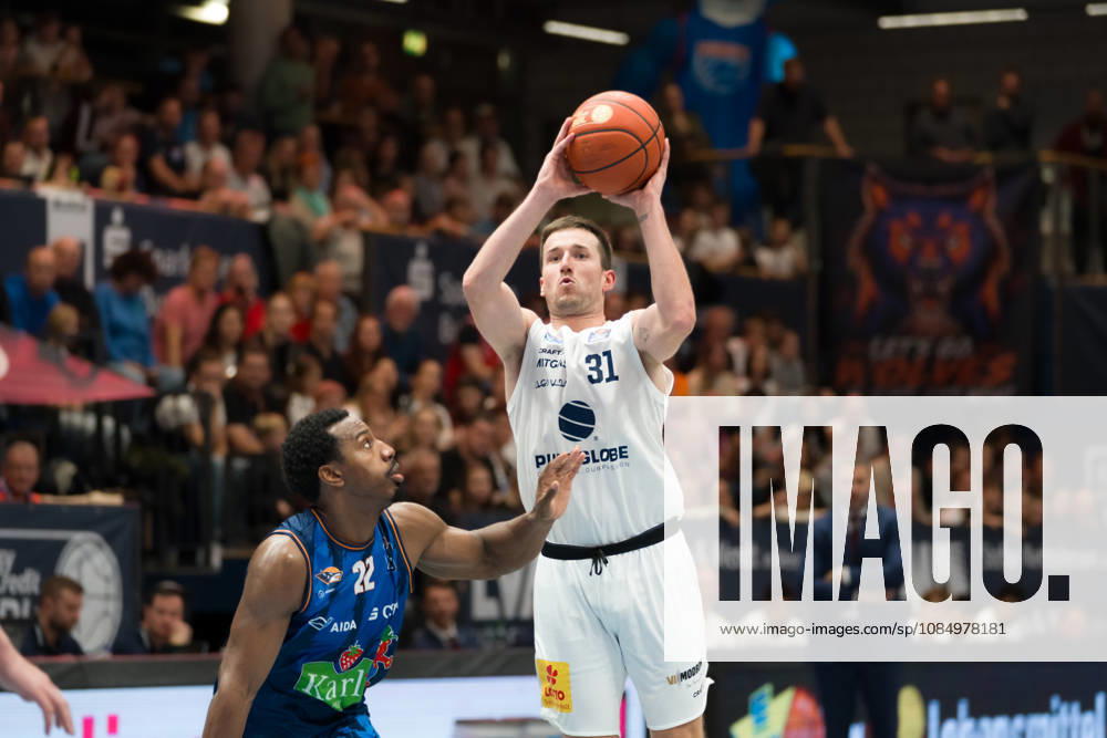 Johnathan Stove (Rostock, 22), Spencer Reaves (MBC, 31), Syntainics MBC vs. Rostock Seawolves, BBL, Basketball Männer 1. Bundesliga, 6. Spieltag Saison 2026 27, 24.10.2026. Weißenfels Stadthalle Sachsen-Anhalt Deutschland
