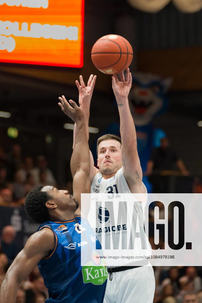 Johnathan Stove (Rostock, 22), Spencer Reaves (MBC, 31), Syntainics MBC vs. Rostock Seawolves, BBL, Basketball Männer 1. Bundesliga, 6. Spieltag Saison 2026 27, 24.10.2026. Weißenfels Stadthalle Sachsen-Anhalt Deutschland