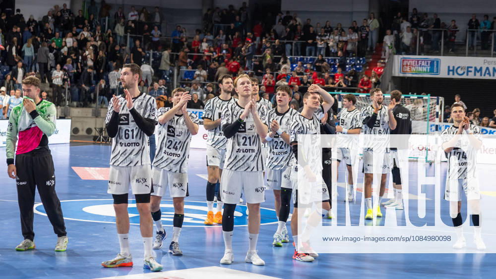 Kieler Mannschaft bedankt sich bei den mitgereisten Fans. Eric Johansson (THW Kiel, 21) Hendrik Pekeler (THW Kiel, 61) Rasmus Ankermann (THW Kiel, 22)Vincent Buechner (THW Kiel, 74) GER, HC Erlangen vs. THW Kiel, Handball, Opel Handball-Bundesliga, 10. Spieltag, Spielzeit 2026 2027, 24.10.2026 GER, HC Erlangen vs. THW Kiel, Handball, Opel Handball-Bundesliga, 10. Spieltag, Spielzeit 2026 2027, 24.10.2026 Nuernberg