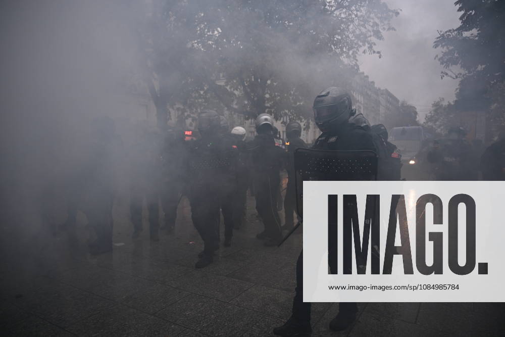 Police intervene in demonstrators amid ongoing protests in Paris PARIS, FRANCE - OCTOBER 24: Police clash with protesters with tear gas during a demonstration amid ongoing social and political tensions in Paris, France, on October 24, 2026. Mouneb Taim Anadolu Paris France. Editorial use only. Please get in touch for any other usage.