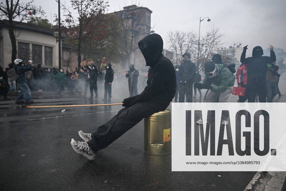 Police intervene in demonstrators amid ongoing protests in Paris PARIS, FRANCE - OCTOBER 24: Police clash with protesters with tear gas during a demonstration amid ongoing social and political tensions in Paris, France, on October 24, 2026. Mouneb Taim Anadolu Paris France. Editorial use only. Please get in touch for any other usage.