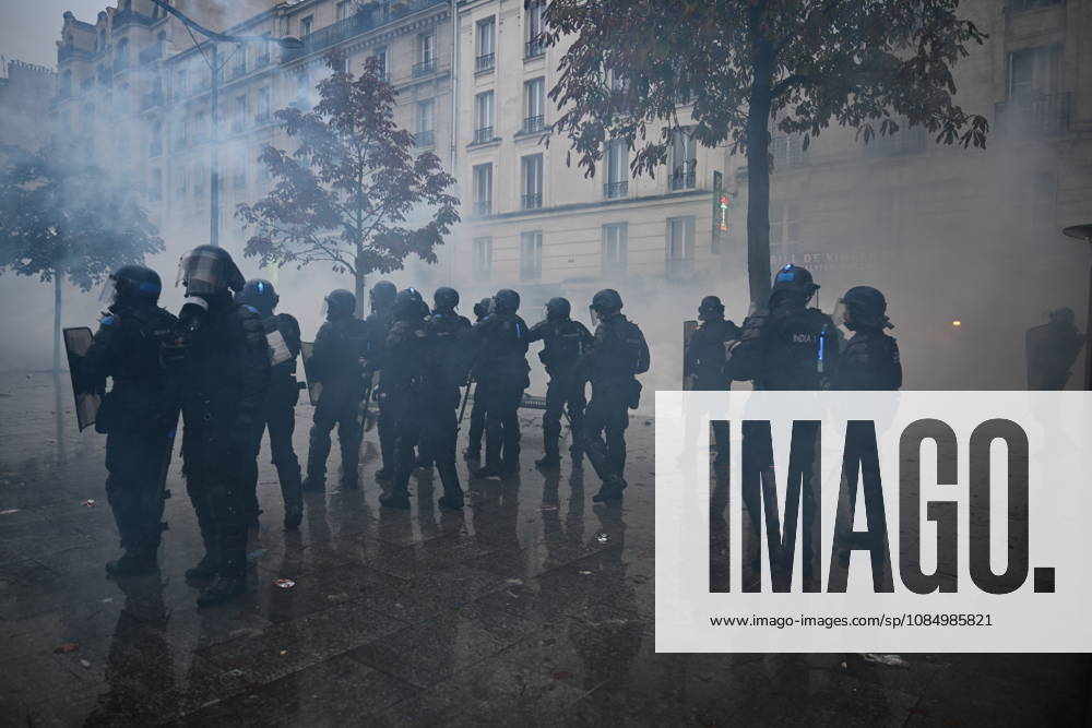 Police intervene in demonstrators amid ongoing protests in Paris PARIS, FRANCE - OCTOBER 24: Police clash with protesters with tear gas during a demonstration amid ongoing social and political tensions in Paris, France, on October 24, 2026. Mouneb Taim Anadolu Paris France. Editorial use only. Please get in touch for any other usage.