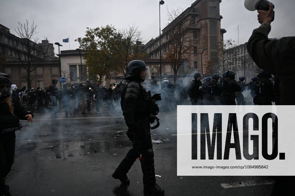 Police intervene in demonstrators amid ongoing protests in Paris PARIS, FRANCE - OCTOBER 24: Police clash with protesters with tear gas during a demonstration amid ongoing social and political tensions in Paris, France, on October 24, 2026. Mouneb Taim Anadolu Paris France. Editorial use only. Please get in touch for any other usage.