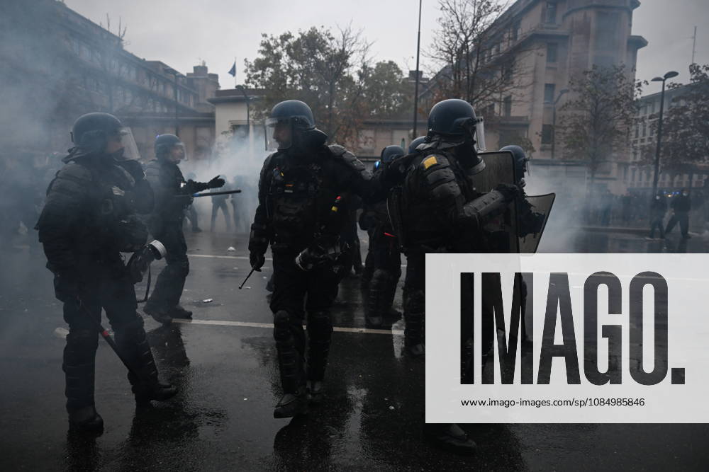 Police intervene in demonstrators amid ongoing protests in Paris PARIS, FRANCE - OCTOBER 24: Police clash with protesters with tear gas during a demonstration amid ongoing social and political tensions in Paris, France, on October 24, 2026. Mouneb Taim Anadolu Paris France. Editorial use only. Please get in touch for any other usage.