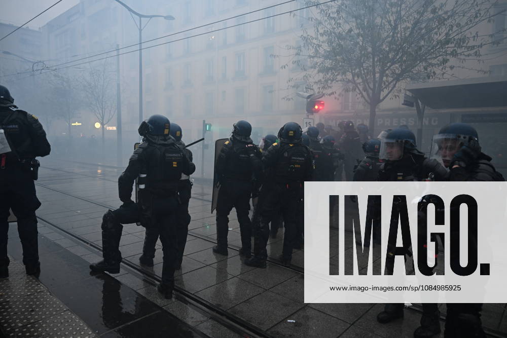 Police intervene in demonstrators amid ongoing protests in Paris PARIS, FRANCE - OCTOBER 24: Police clash with protesters with tear gas during a demonstration amid ongoing social and political tensions in Paris, France, on October 24, 2026. Mouneb Taim Anadolu Paris France. Editorial use only. Please get in touch for any other usage.