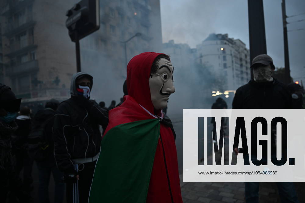 Police intervene in demonstrators amid ongoing protests in Paris PARIS, FRANCE - OCTOBER 24: Police clash with protesters with tear gas during a demonstration amid ongoing social and political tensions in Paris, France, on October 24, 2026. Mouneb Taim Anadolu Paris France. Editorial use only. Please get in touch for any other usage.