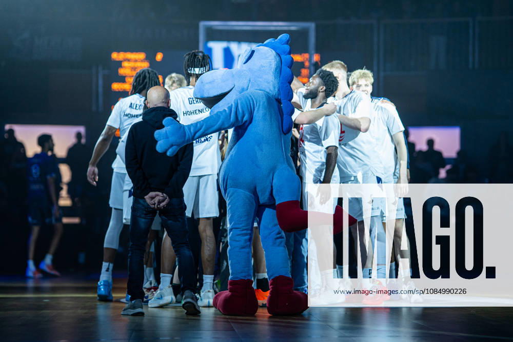 Spieler der Hakro Merlins Crailsheim vor dem Spiel im Kreis, GER, Hakro Merlins Crailsheim vs. Eisbaeren Bremerhaven, Basketball, 2 Basketball Bundesliga ProA, Herren, 6. Spieltag, Spielzeit 2026 2027, 24.10.2026 GER, Hakro Merlins Crailsheim vs. Eisbaeren Bremerhaven, Basketball, 2 Basketball Bundesliga ProA, Herren, 6. Spieltag, Spielzeit 2026 2027, 24.10.2026 Ilshofen